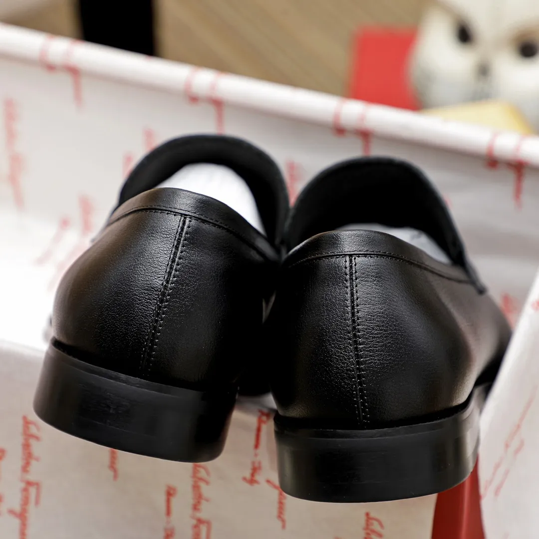 Factory price 460 🔥Ferragamo's new men's casual slip-on shoes🇨🇳Official website original 1:1 mold opening, original quality💯Fine workmanship, high-end luxury☘The upper is made of imported Italian first-layer cowhide🌴Water-dyed🐂Leather lining🍓Rubber wear-resistant and non-slip outsole, breathable and comfortable to wear🍍The first choice for high-grade men, black is optional! Code number 38-44 (45.46. Can be customized)